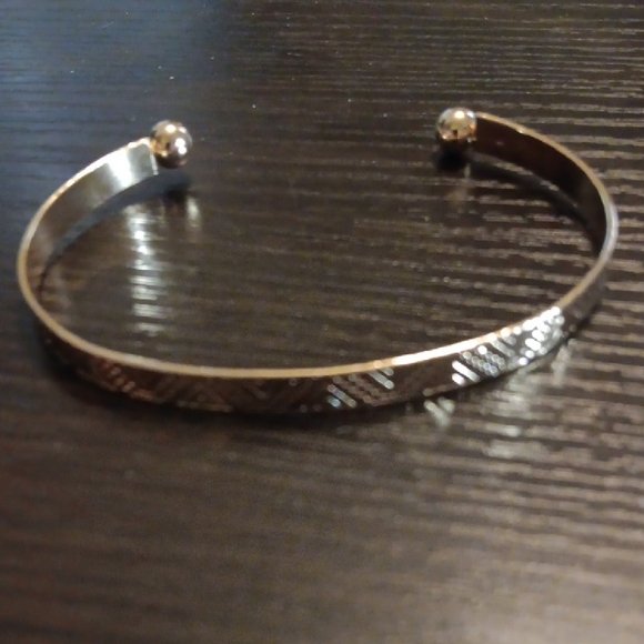Jewelry - Elegant Gold Bangle Bracelet